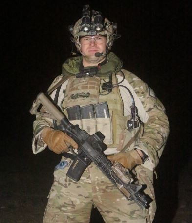 Meet SFC Jeff Dawson — Ranger. EOD Technician. Legend. 💥 🔹 DISTINGUISHED SERVICE CROSS recipient 🔹 TWO-TIME PURPLE HEART warrior 🔹 REAL-LIFE BOMB DISPOSAL HERO On October 5, 2013, in Kandahar, Jeff was the ONLY EOD tech on the ground during one of the most complex ambushes in modern warfare. With over 40 IEDs planted across the battlefield, he cleared routes, saved lives, and kept fighting — even after being blown up TWICE in one night. 🧨💥