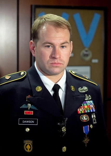 Meet SFC Jeff Dawson — Ranger. EOD Technician. Legend. 💥 🔹 DISTINGUISHED SERVICE CROSS recipient 🔹 TWO-TIME PURPLE HEART warrior 🔹 REAL-LIFE BOMB DISPOSAL HERO On October 5, 2013, in Kandahar, Jeff was the ONLY EOD tech on the ground during one of the most complex ambushes in modern warfare. With over 40 IEDs planted across the battlefield, he cleared routes, saved lives, and kept fighting — even after being blown up TWICE in one night. 🧨💥